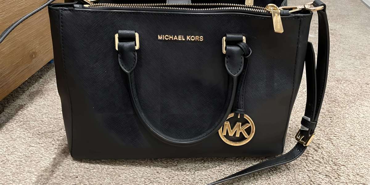 Michael Kors 後背包推薦：經典老花雙肩包，時尚女性的都會必備